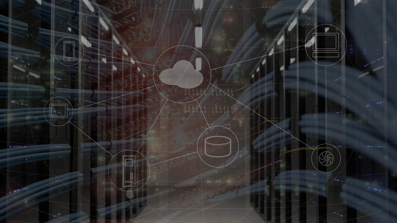 Imagen de servicios Cloud sobre la de un CPD con cables de fondo para dar sensación de compartición de recursos