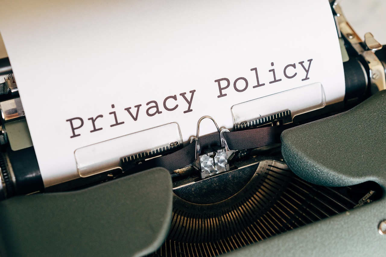 Imagen de una máquina de escribir con el texto "Privacy Policy"